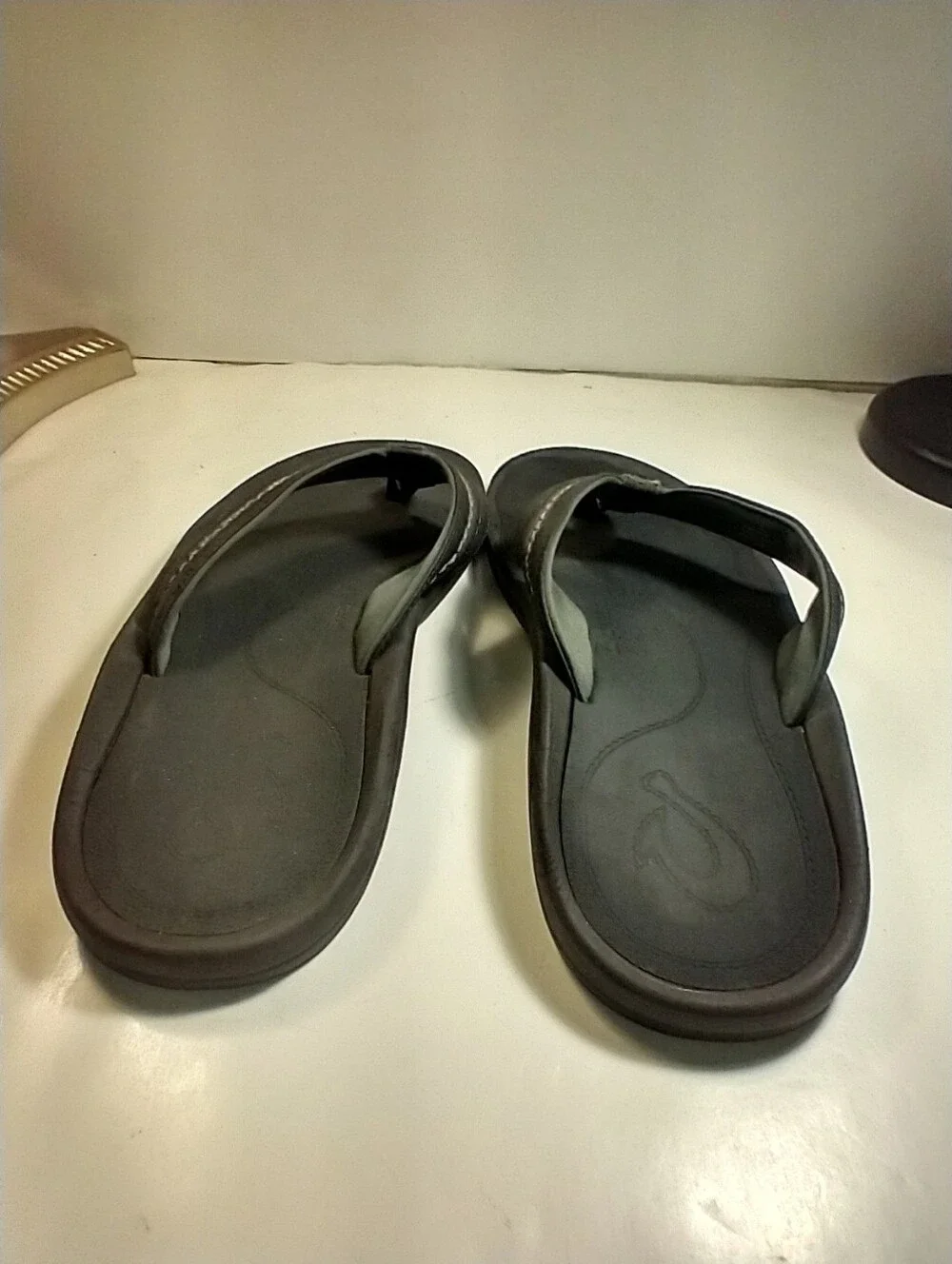 OluKai Hokua Black Flip Flop Sandals Men's sz 12